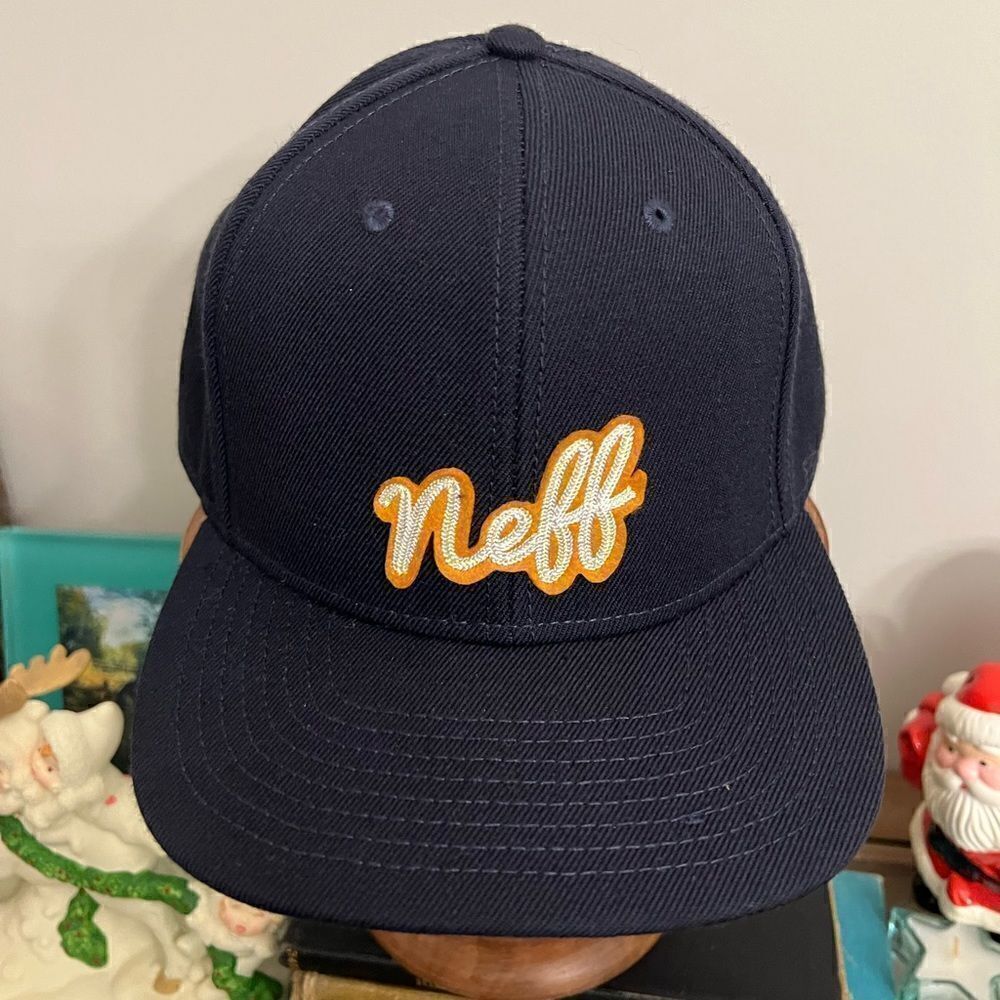 Men’s Neff small case cursive fitted SnapBack.